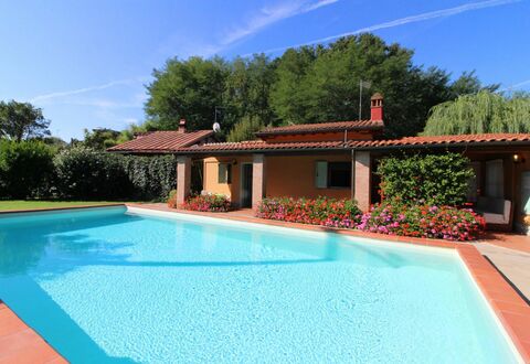 Pagliazzone: L'Eau, Ciel, Nuage, Propriété, Plante, Piscine, Bleu Azur, Bleu, Arbre, Bâtiment