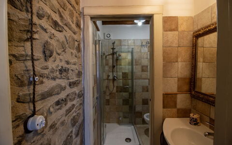 La Casa di Pino: Mur, Luminaire Plomberie, Salle De Bains, Sol, Sol, Design Intérieur, Plomberie, Éclairage, Pièce, Plafond
