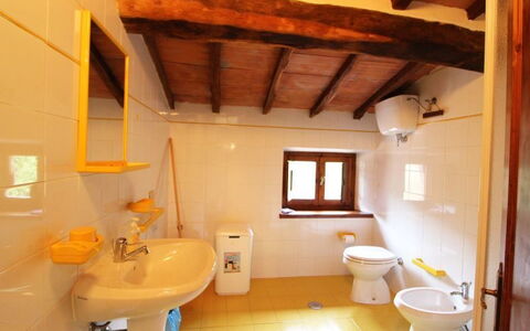 Casale Aiola: Pièce, Salle De Bains, Propriété, Bâtiment, Design Intérieur, Maison, Plafond, Luminaire Plomberie, Architecture, Toilette