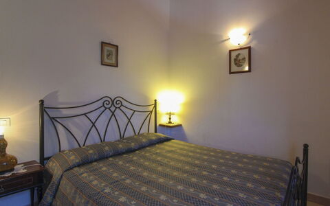 Il Viaggiolo: Lit, Chambre, Drap De Lit, Design Intérieur, Literie, Pièce, Sol, Linge, Sol, Cadre De Lit