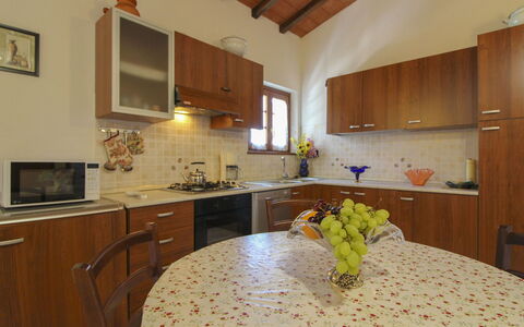 Il Viaggiolo: Cuisine, Meubles, Comptoir, Design Intérieur, Bois, Sol, Appareil De Cuisine, Cabinetry, Sol, Éclairage