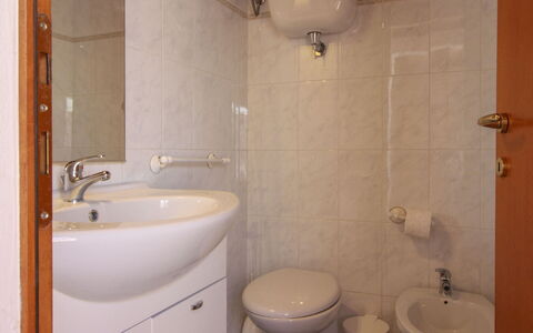 Il Viaggiolo: Lavabo, Luminaire Plomberie, Salle De Bains, Évier, Design Intérieur, Sol, Sol, Robinet, Pièce, Plomberie
