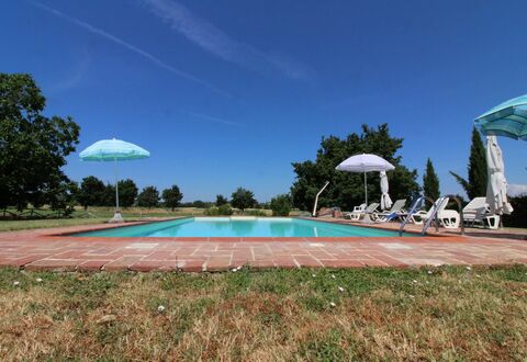 Il Viaggiolo: Ciel, Plante, Piscine, Nuage, Arbre, L'Eau, Bâtiment, Ombre, Arecales, Lot Terre