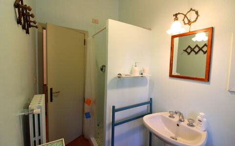 Olivo: Évier, Robinet, Propriété, Luminaire Plomberie, Miroir, Lavabo, Cadre, Salle De Bains, Design Intérieur, Bâtiment
