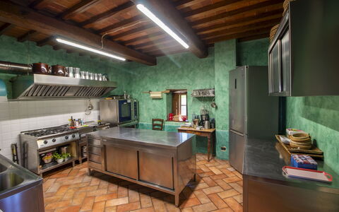 Torre di Vignale: Cuisine, Design Intérieur, Meubles, Bois, Sol, Comptoir, Éclairage, Plafond, Pièce, Appareil De Cuisine