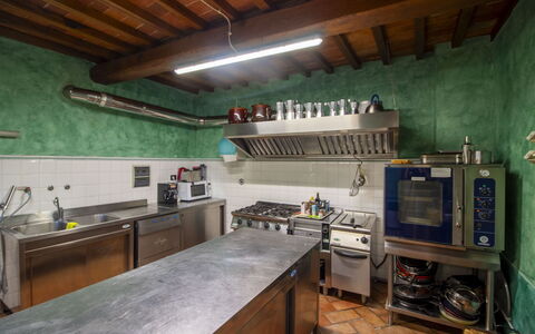 Torre di Vignale: Cuisine, Comptoir, Appareil De Cuisine, Design Intérieur, Sol, Plafond, Éclairage, Meubles, Principaux Appliance, Cuisinière