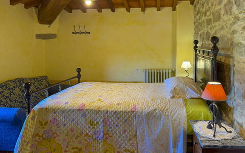 Torre di Vignale: Meubles, Mur, Chambre, Design Intérieur, Lit, Bois, Drap De Lit, Sol, Linge, Pièce