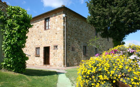 Casa Bella: Fleur, Plante, Ciel, Bâtiment, Nuage, Fenêtre, Vert, Paysage Naturel, Arbre, Herbe