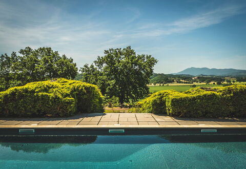 Poggio Falcone: L'Eau, Nuage, Ciel, Plante, Ressources En Eau, Paysage Naturel, Bleu Azur, Rectangle, Piscine, Végétation