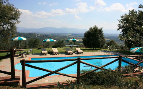 Podere della Crocchia: Ciel, Nuage, Plante, Ombre, Arbre, Paysage Naturel, Mobilier De Jardin, Plan D'Eau, Piscine, Herbe