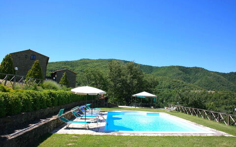 Borgo Antico: L'Eau, Ciel, Plante, Propriété, Bleu Azur, Paysage Naturel, Piscine, Arbre, Montagne, Herbe