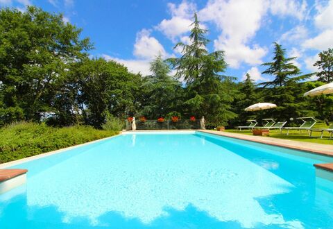 Villa Cecilia: L'Eau, Nuage, Plante, Ciel, Piscine, Arbre, Ombre, Herbe, Paysage Naturel, Loisir