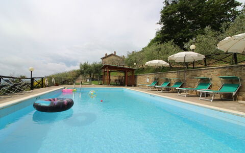 Agriturismo Ca di Vestro: L'Eau, Bâtiment, Ciel, Plante, Piscine, Station Balnéaire, Nuage, Maison, Arbre, Chaise