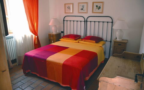 Villa Iris: Chambre, Lit, Pièce, Meubles, Propriété, Drap De Lit, Cadre De Lit, Design Intérieur, Sol, Literie