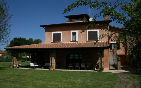 Villa Iris: Ciel, Plante, Bâtiment, Propriété, Fenêtre, Arbre, Maison, Ombre, Herbe, Siding