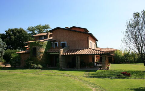 Villa Iris: Ciel, Plante, Bâtiment, Fenêtre, Arbre, Maison, Paysage Naturel, Lot Terre, Herbe, Chalet