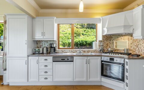 Cuascrome: Cabinetry, Comptoir, Appareil De Cuisine, Cuisine, Cuisinière, Bois, Électroménager, Tiroir, Design Intérieur, Tache De Bois