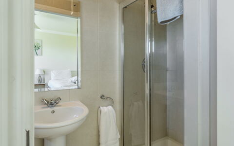 Cuascrome: Miroir, Robinet, Lavabo, Propriété, Luminaire Plomberie, Évier, Salle De Bains, Bois, Design Intérieur