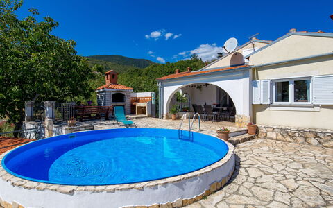 Kristijana: L'Eau, Propriété, Ciel, Bâtiment, Fenêtre, Piscine, Bleu Azur, Bleu, Nuage, Mobilier De Jardin