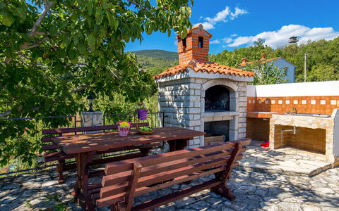 Kristijana: Ciel, Extérieur Banc, Bâtiment, Nuage, Plante, Bois, Arbre, Mobilier De Jardin, Paysage Naturel, Brique