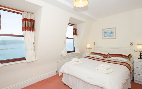 Looe 107: Chambre, Pièce, Lit, Meubles, Propriété, Drap De Lit, Literie, Cadre De Lit, Design Intérieur, Plafond