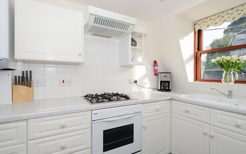 Looe 107: Blanc, Propriété, Pièce, Comptoir, Cuisine, Cabinetry, Meubles, Design Intérieur, Bâtiment, Maison