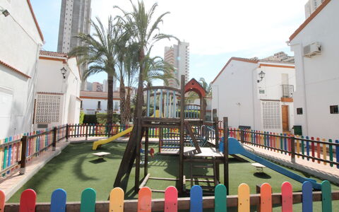 Rinconada Real: Ciel, Bâtiment, Plante, Arbre, Clôture, Design Urbain, Plan D'Eau, Arecales, Quartier, Loisir