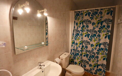 El Rinconcito: Salle De Bains, Propriété, Pièce, Tuile, Mur, Luminaire Plomberie, Lavabo, Toilette, Design Intérieur, Accessoire Salle De Bain