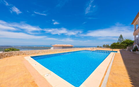 Cima del Mar: Nuage, L'Eau, Ciel, Bâtiment, Ressources En Eau, Jour, Bleu, Bleu Azur, Bateau, Arbre