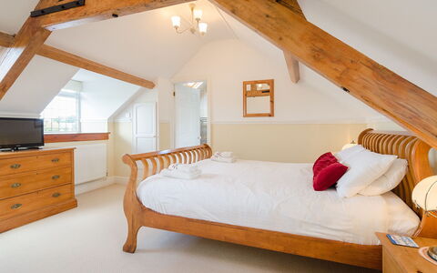 1 School Cottages: Meubles, Propriété, Blanc, Confort, Cabinetry, Bâtiment, Bois, Fenêtre, Cadre De Lit, Tiroir