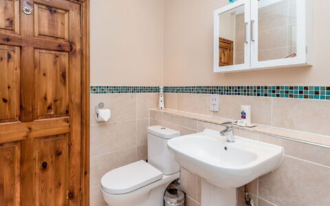 1 School Cottages: Miroir, Robinet, Luminaire Plomberie, Propriété, Évier, Lavabo, Blanc, Salle De Bains, Violet, Design Intérieur