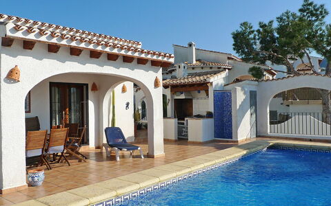 Esperanza: L'Eau, Propriété, Bâtiment, Ciel, Plante, Bleu Azur, Piscine, Ombre, Maison, Loisir