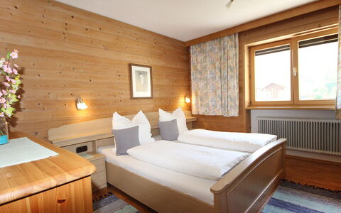 Arlberg: Chambre, Pièce, Meubles, Lit, Propriété, Design Intérieur, Cadre De Lit, Plafond, Matelas, Drap De Lit