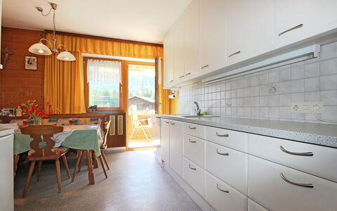 Arlberg: Propriété, Pièce, Meubles, Design Intérieur, Bâtiment, Comptoir, Cuisine, Tuile, Sol, Cabinetry