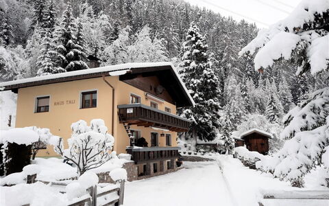 Arlberg: Neige, Bâtiment, Plante, Fenêtre, Blanc, Montagne, La Nature, Arbre, Maison, Pente