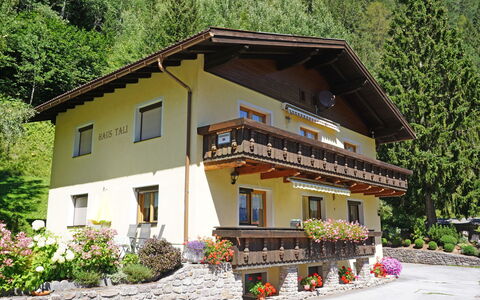 Arlberg: Plante, Propriété, Fenêtre, Bâtiment, Arbre, Maison, Loisir, Fleur, Chalet, Ciel