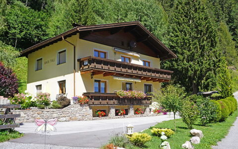 Arlberg: Plante, Bâtiment, Propriété, Fenêtre, Arbre, Maison, Design Urbain, Paysage Naturel, Pente, Loisir