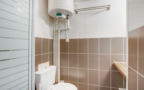 La Dune: Propriété, Luminaire Plomberie, Siège De Toilette, Salle De Bains, Toilette, Design Intérieur, Sol, Sol, Mur