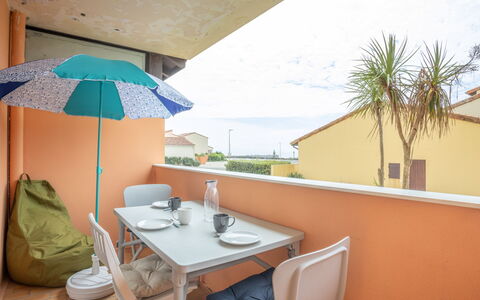 La Dune: Meubles, Table, Propriété, Ciel, Plante, Chaise, Bleu Azur, Mobilier De Jardin, Nuage, Ombre