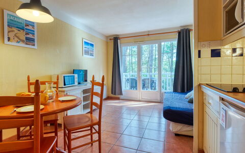Domaine Golf Resort: Meubles, Table, Bleu Azur, Chaise, Bois, Design Intérieur, Cabinetry, Sol, Cuisine, Cadre