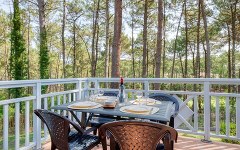 Domaine Golf Resort: Table, Propriété, Meubles, Plante, Bois, Arbre, Design Intérieur, Ciel, Mobilier De Jardin, Chaise