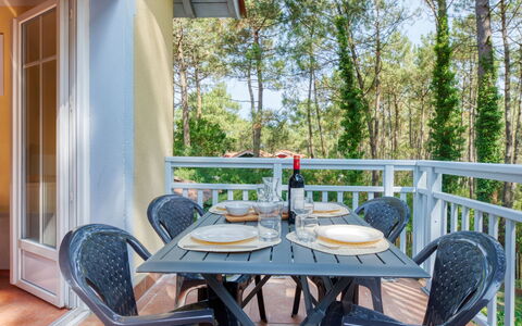 Domaine Golf Resort: Table, Meubles, Plante, Chaise, Vaisselle, Bois, Arbre, Tableau De Plein Air, Design Intérieur, Ombre