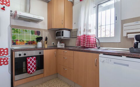 Sagenta: Comptoir, Cabinetry, Evier, Propriété, Évier, Cuisine, Cuisinière, Fenêtre, Appareil De Cuisine, Bois