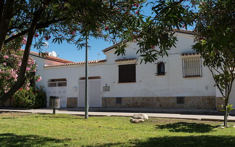 Sagenta: Maison, Propriété, Architecture, Bâtiment, Domicile, Immobilier, Arbre, Façade, Ciel, Biens