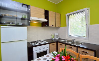 Sanja 402.2: Pièce, Propriété, Meubles, Design Intérieur, Cuisine, Vert, Jaune, Cabinetry, Bâtiment, Maison