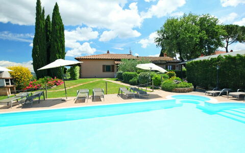 Castiglione del Lago 130: Nuage, Ciel, Plante, L'Eau, Propriété, Bâtiment, Piscine, Arbre, Bleu Azur, Mobilier De Jardin