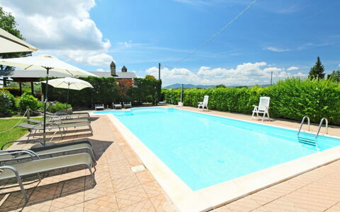 Castiglione del Lago 130: Nuage, L'Eau, Ciel, Plante, Piscine, Bleu Azur, Ombre, Arbre, Mobilier De Jardin, Rectangle