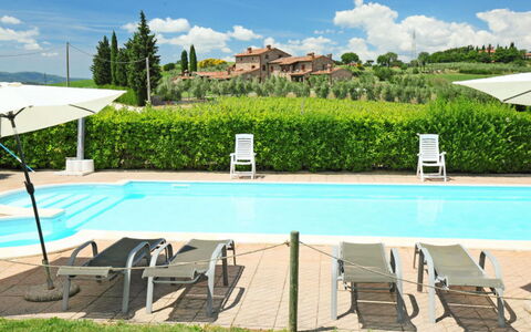 Castiglione del Lago 130: L'Eau, Nuage, Plante, Ciel, Jour, Propriété, Piscine, Bleu Azur, Arbre, Rectangle