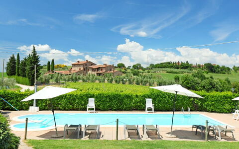 Castiglione del Lago 130: Nuage, L'Eau, Ciel, Plante, Propriété, Bâtiment, Piscine, Bleu Azur, Ombre, Parapluie