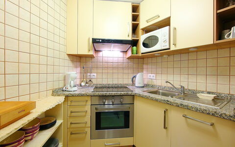 Casa Gran Sorolla: Propriété, Pièce, Cuisine, Cabinetry, Meubles, Design Intérieur, Bâtiment, Jaune, Comptoir, Maison